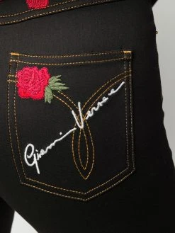 Versace jean skinny à fleurs brodées