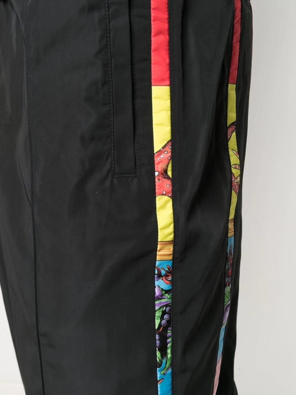 Versace Meilleur Prix Garanti Pantalon de jogging à imprimé graphique pantalons de survêtement homme 7 Versace pantalon de jogging à imprimé graphique
