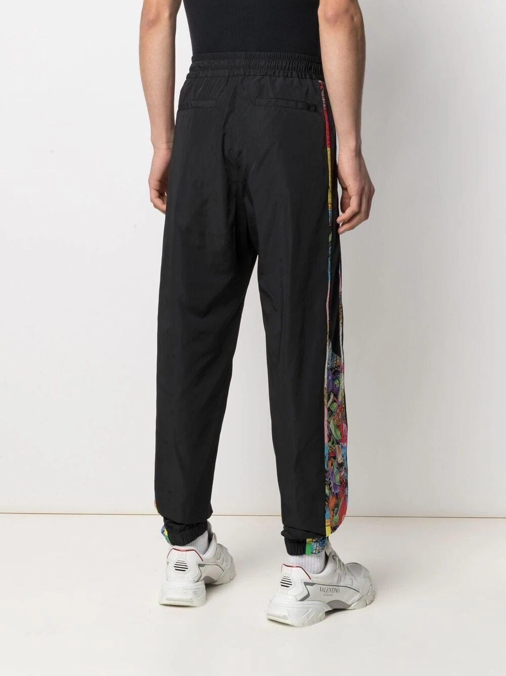 Versace Meilleur Prix Garanti Pantalon de jogging à imprimé graphique pantalons de survêtement homme 6 Versace pantalon de jogging à imprimé graphique