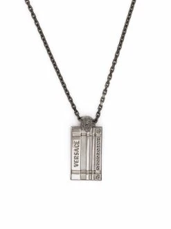 Versace collier à pendentif à logo gravé