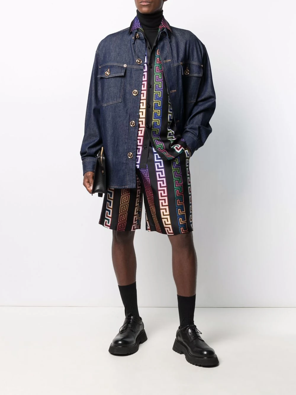 Prix Aimable Versace Short en soie à imprimé Greca Neon bermudas homme 4 Versace short en soie à imprimé Greca Neon