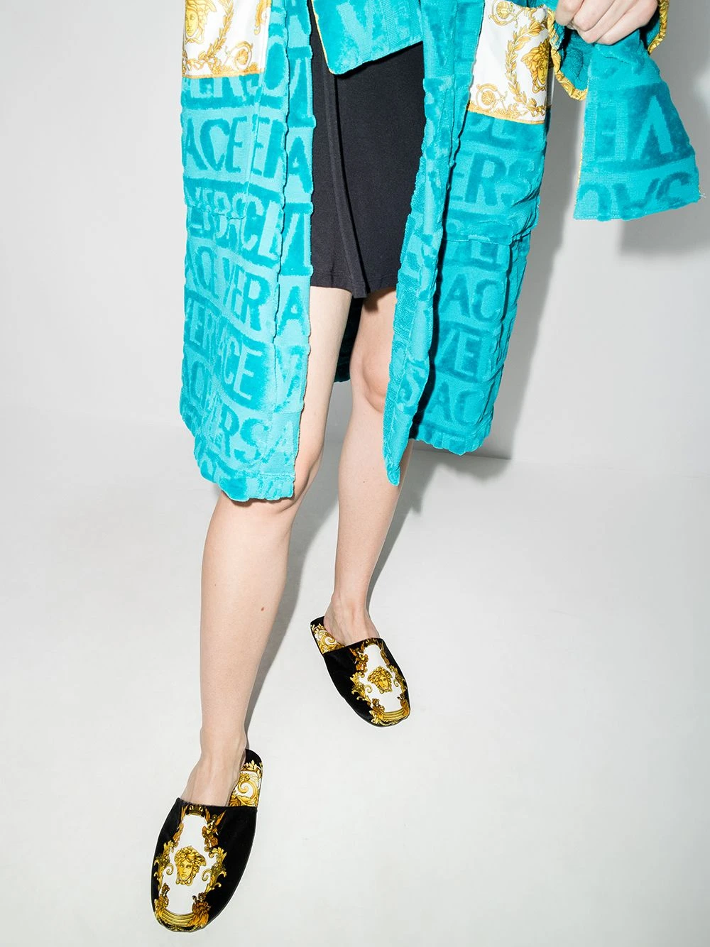 Remise En Ligne Versace Chaussons en velours à imprimé Barocco femme 5 Versace chaussons en velours à imprimé Barocco