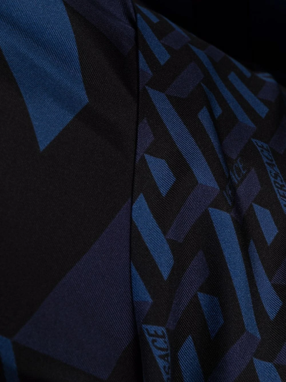 Versace Peignoir La Greca en soie à motif monogrammé Prix Cassé robes de chambre et peignoirs femme 5 Versace peignoir La Greca en soie à motif monogrammé