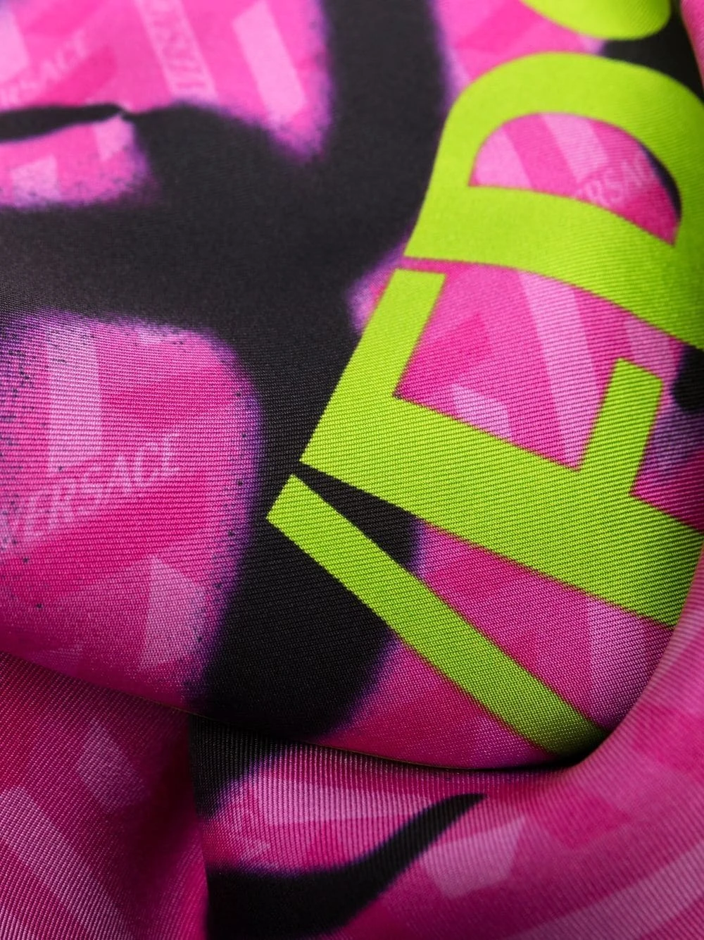 Versace Assurance De l’Authenticité Foulard en soie Smiling Medusa Écharpes femme 5 Versace foulard en soie Smiling Medusa