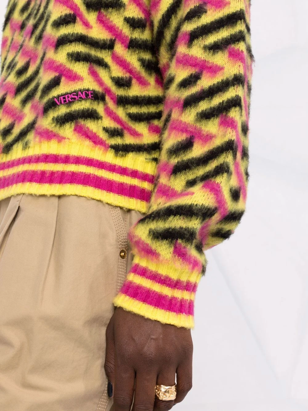 Versace Prix Exclusifs Pull à motif monogrammé pulls femme 5 Versace pull à motif monogrammé
