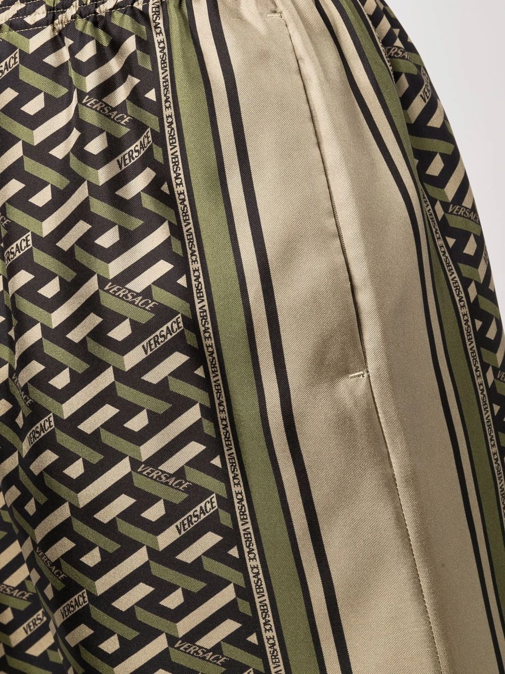 Réduction Versace Short en soie à imprimé Greca bermudas homme 7 Versace short en soie à imprimé Greca