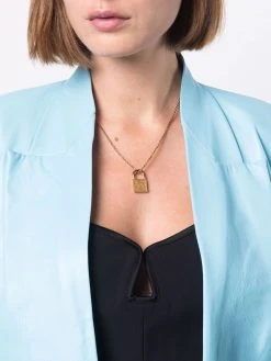 Versace collier à pendentif cadenas à logo gravé