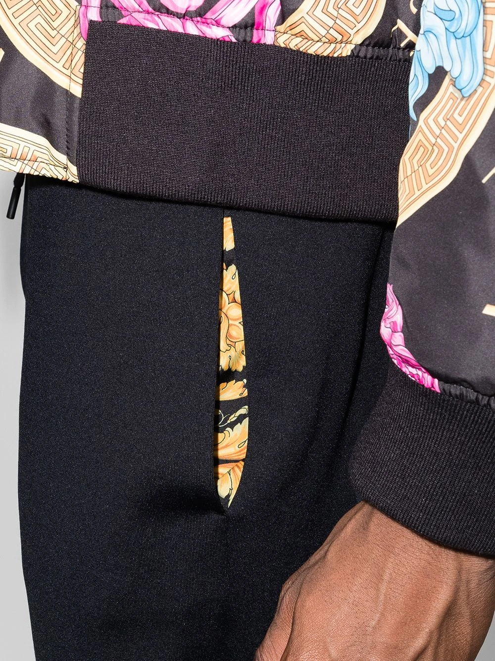 Assurance De l’Authenticité Versace Pantalon de jogging à imprimé Barocco pantalons de survêtement homme 6 Versace pantalon de jogging à imprimé Barocco