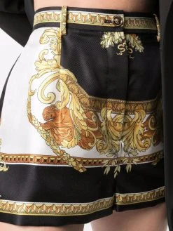 Versace short en soie à imprimé baroque
