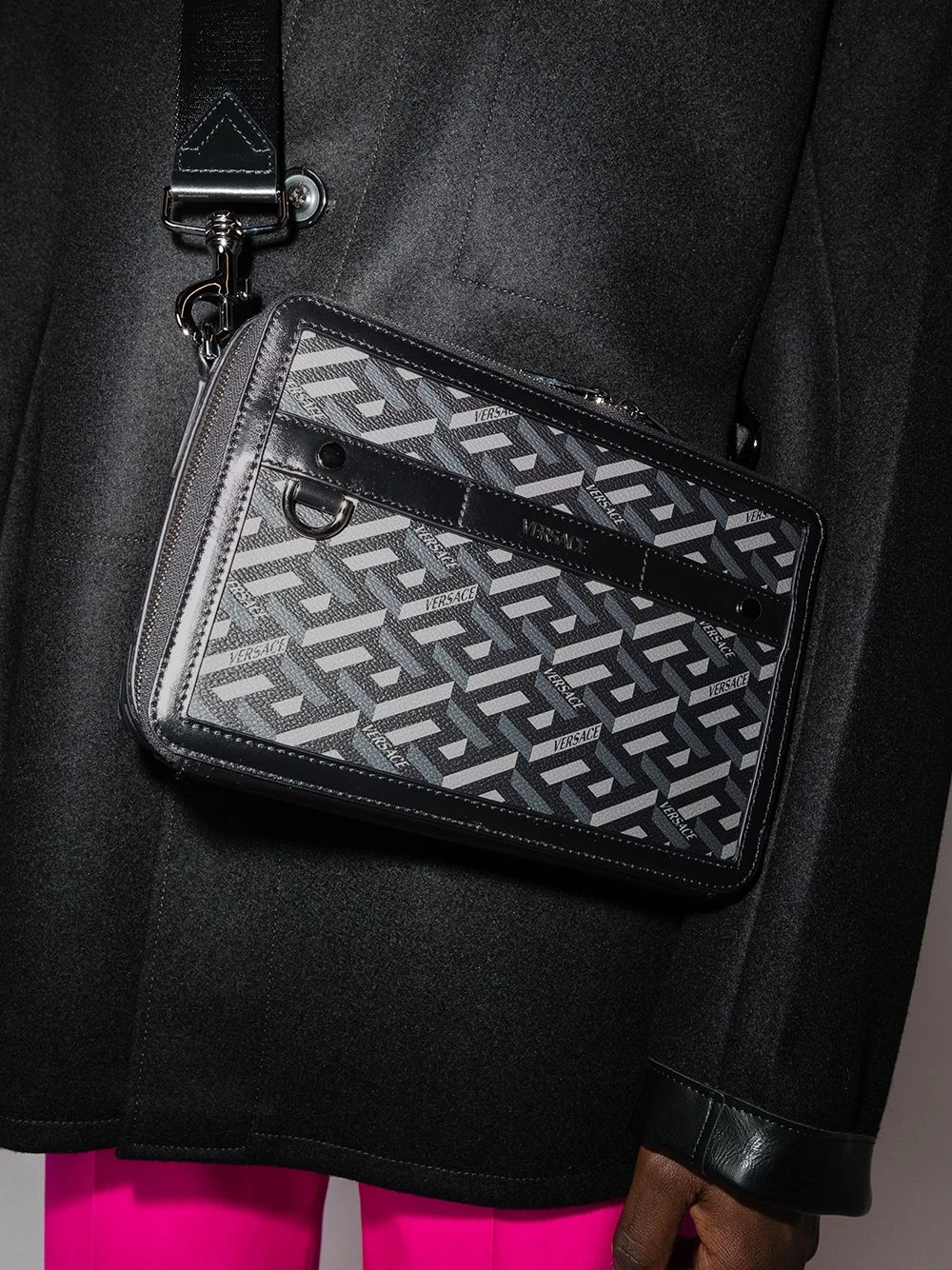 Versace Faible Prix Sac porté épaule à imprimé La Greca sacs porté épaule homme 4 Versace sac porté épaule à imprimé La Greca