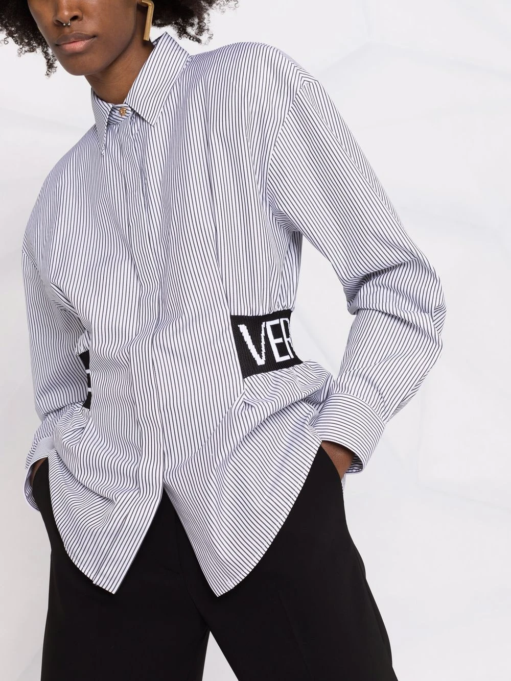 Prix Malin Versace Chemise rayée à bande logo en intarsia chemises femme 7 Versace chemise rayée à bande logo en intarsia