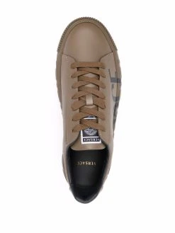 Versace baskets à détail Greca