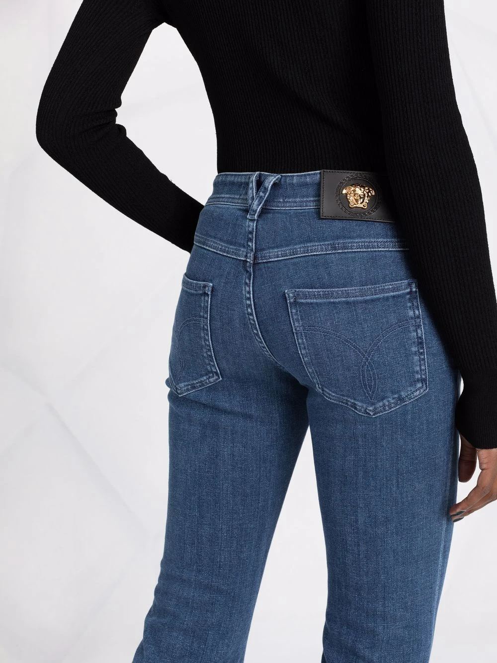 Versace excellente qualité Jean court à patch logo jeans courts femme 5 Versace jean court à patch logo