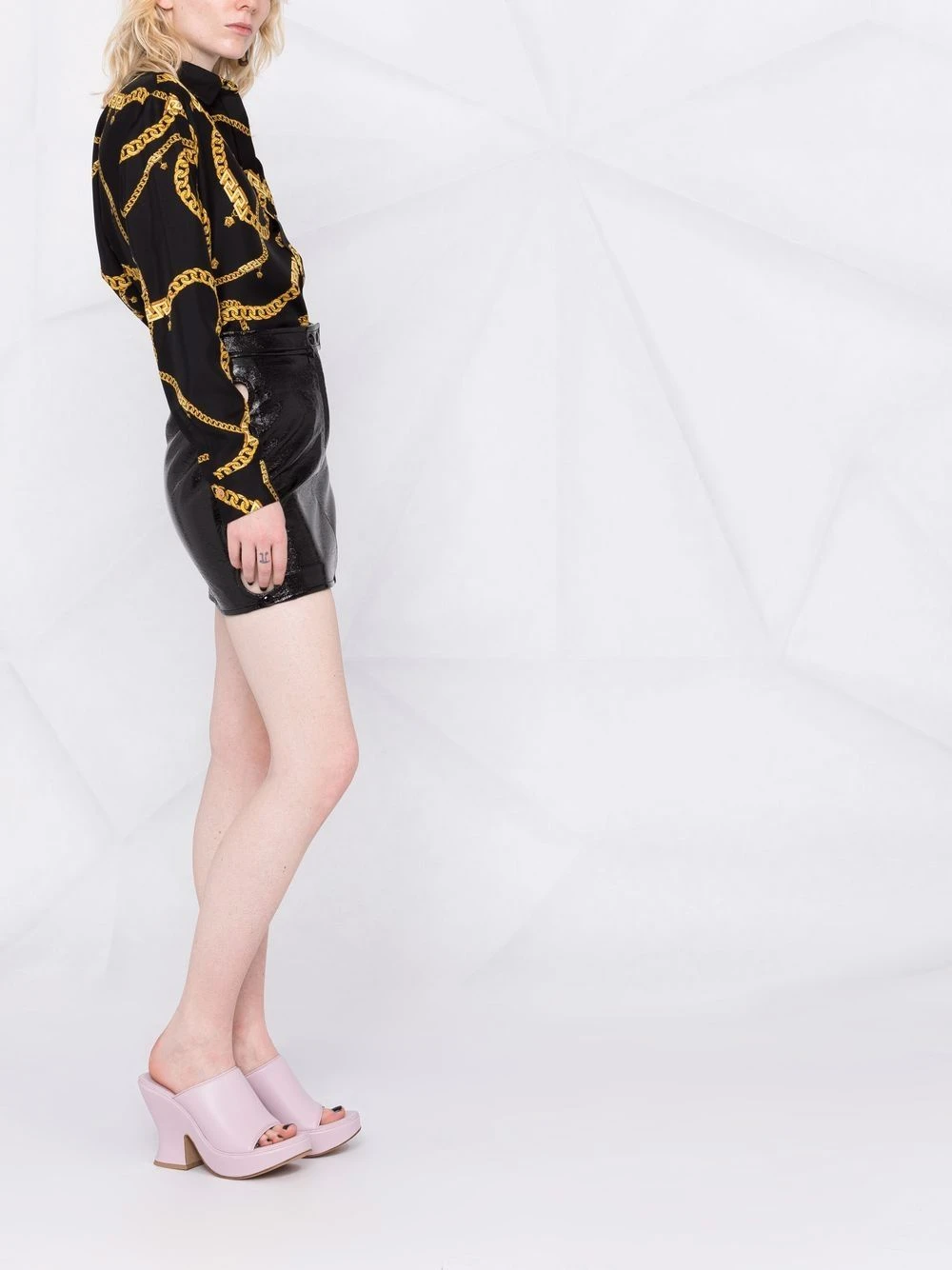 Versace Prix Jamais Vus Chemise en soie à logo imprimé chemises femme 8 Versace chemise en soie à logo imprimé